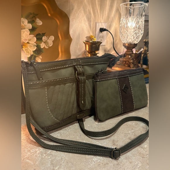B. O. C. Clover hill crossbody bag and wristlet. - Picture 2 of 16